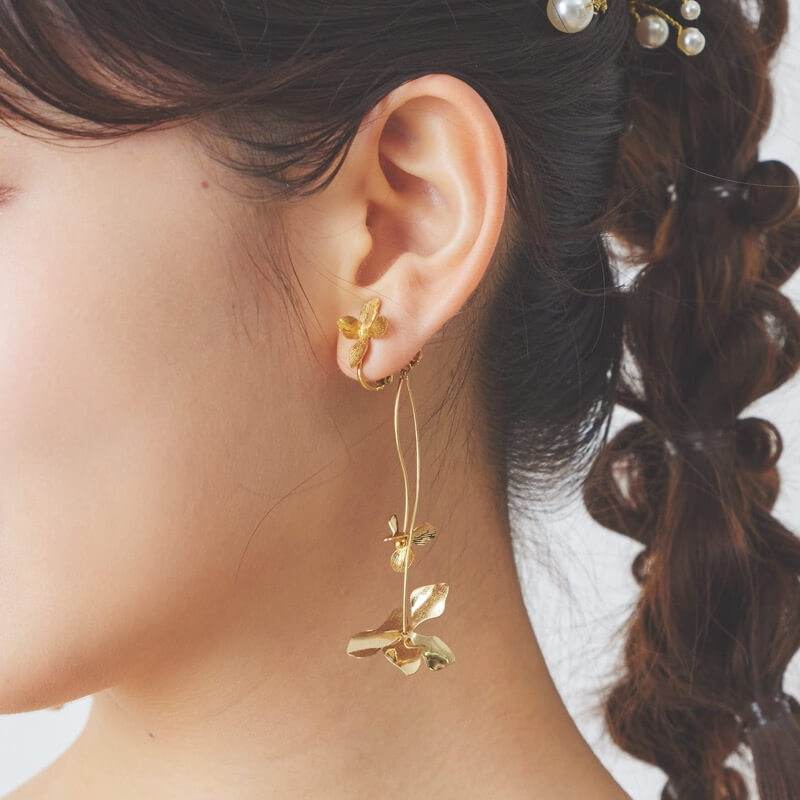 ゴールドのアンティークフラワーイヤリング