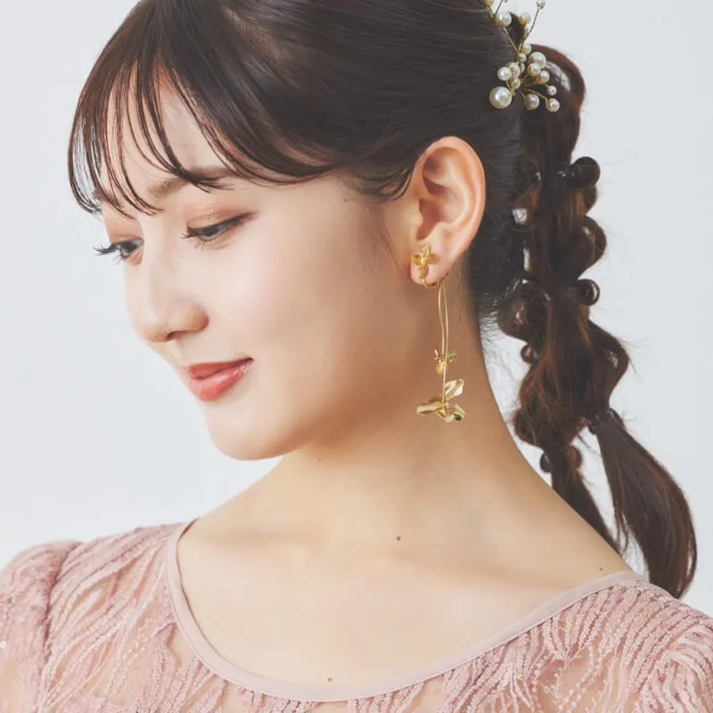 ゴールドのアンティークフラワーイヤリング