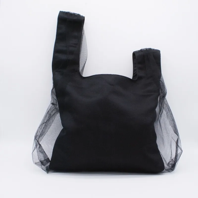 ブラックのチュールハンドバッグ