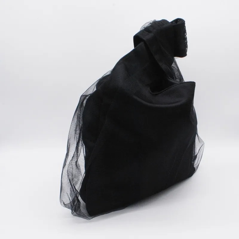 ブラックのチュールハンドバッグ