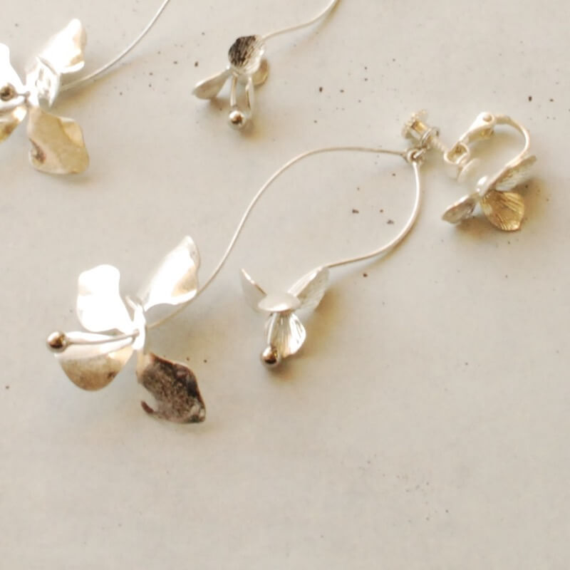 シルバーのアンティークフラワーイヤリング