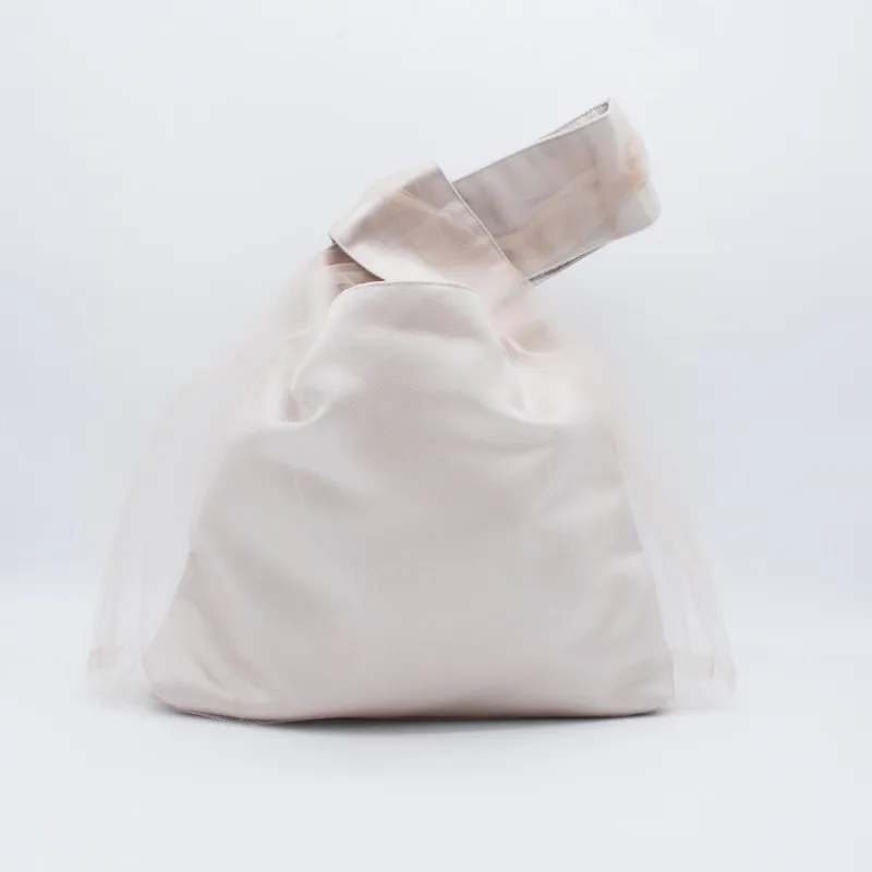 ベージュのチュールハンドバッグ