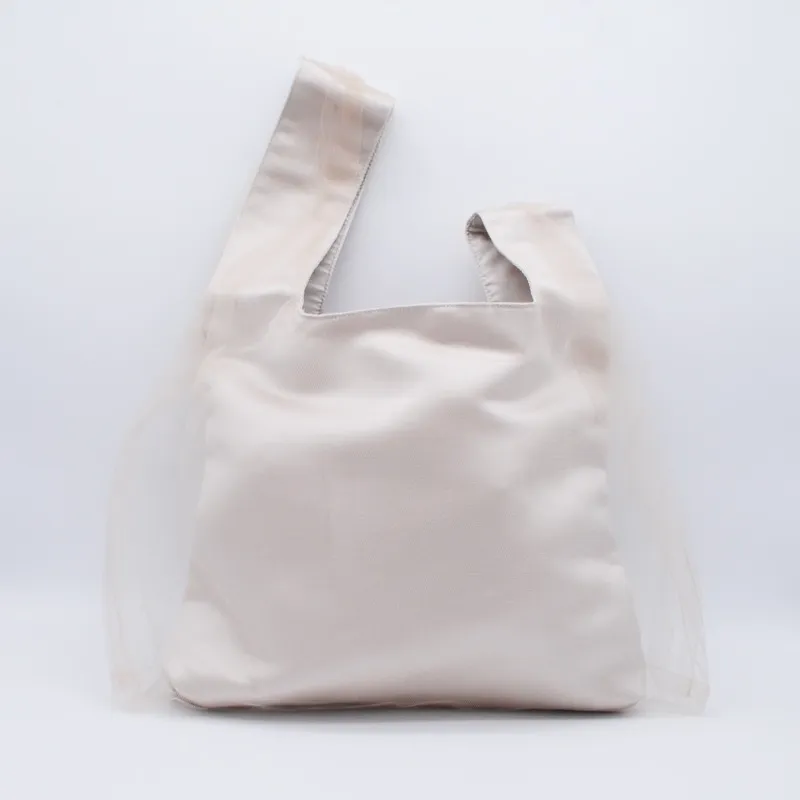 ベージュのチュールハンドバッグ