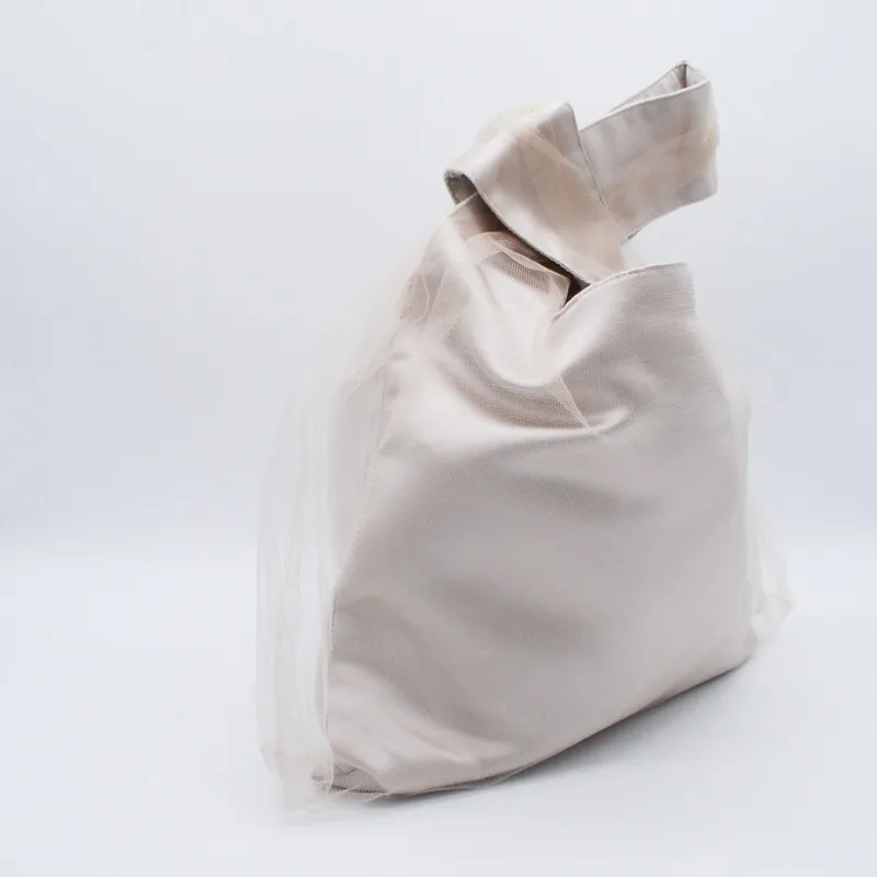 ベージュのチュールハンドバッグ