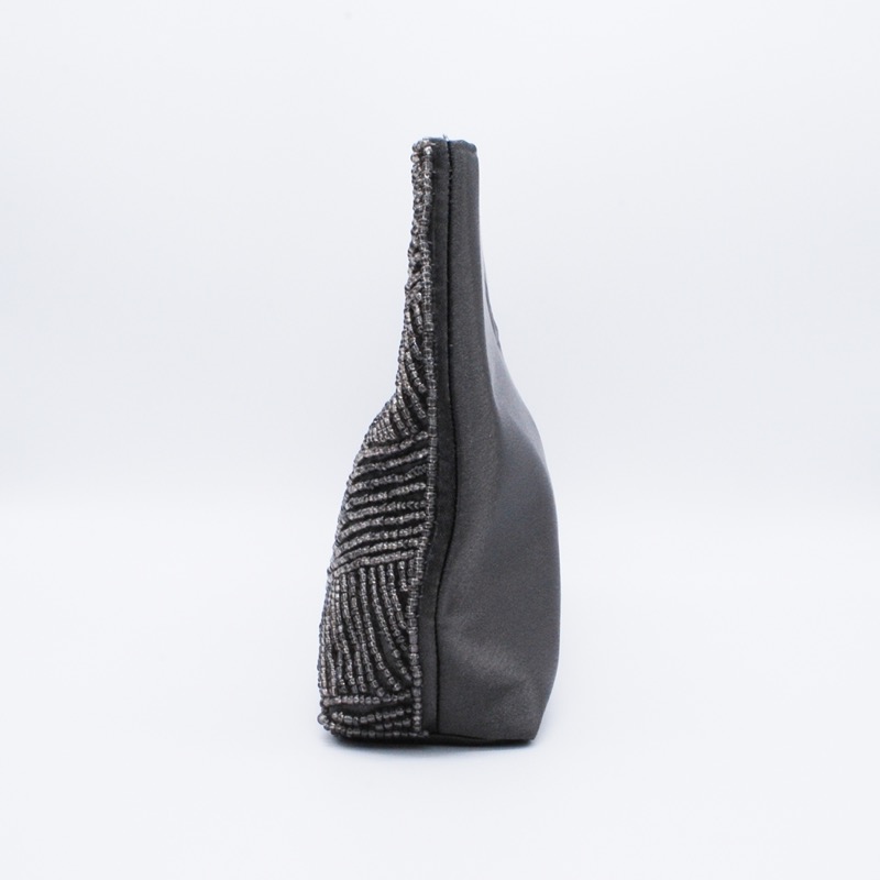 ダークグレーのビーズクラッチバッグ