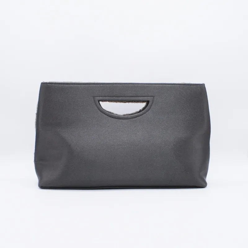 ダークグレーのビーズクラッチバッグ