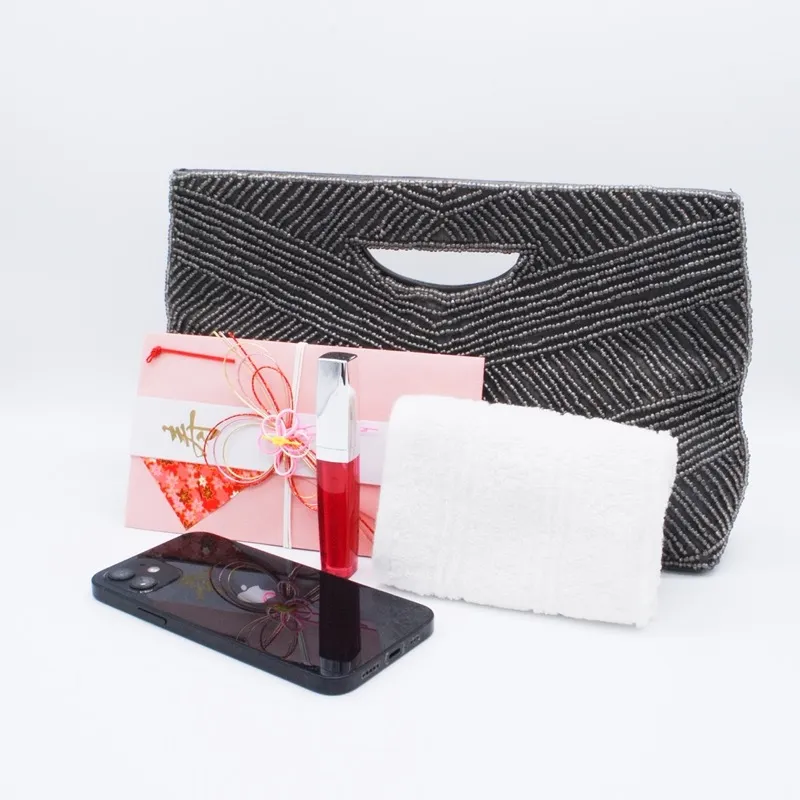 ダークグレーのビーズクラッチバッグ