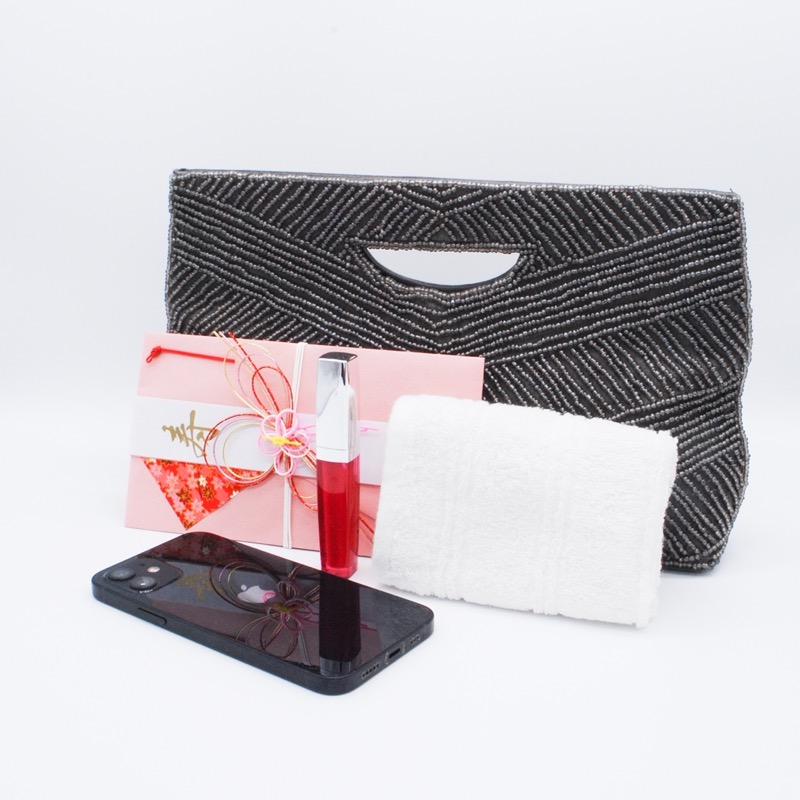 ダークグレーのビーズクラッチバッグ