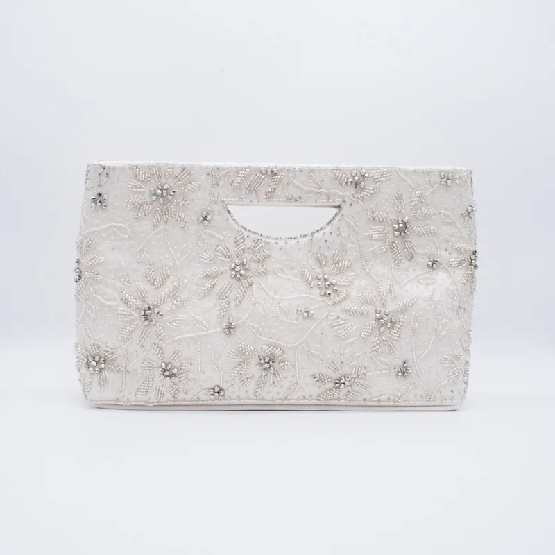 オフホワイトのフラワー刺繍のクラッチバッグ