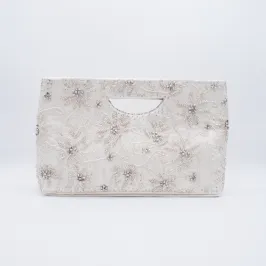 オフホワイトのフラワー刺繍のクラッチバッグ