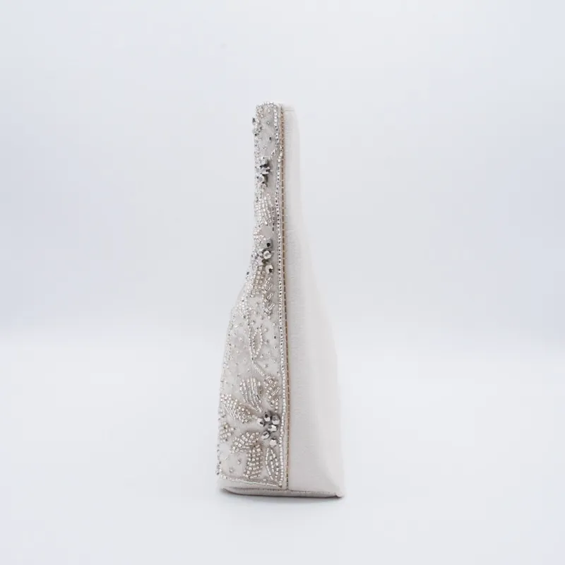 オフホワイトのフラワー刺繍のクラッチバッグ