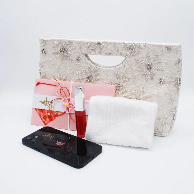 オフホワイトのフラワー刺繍のクラッチバッグ