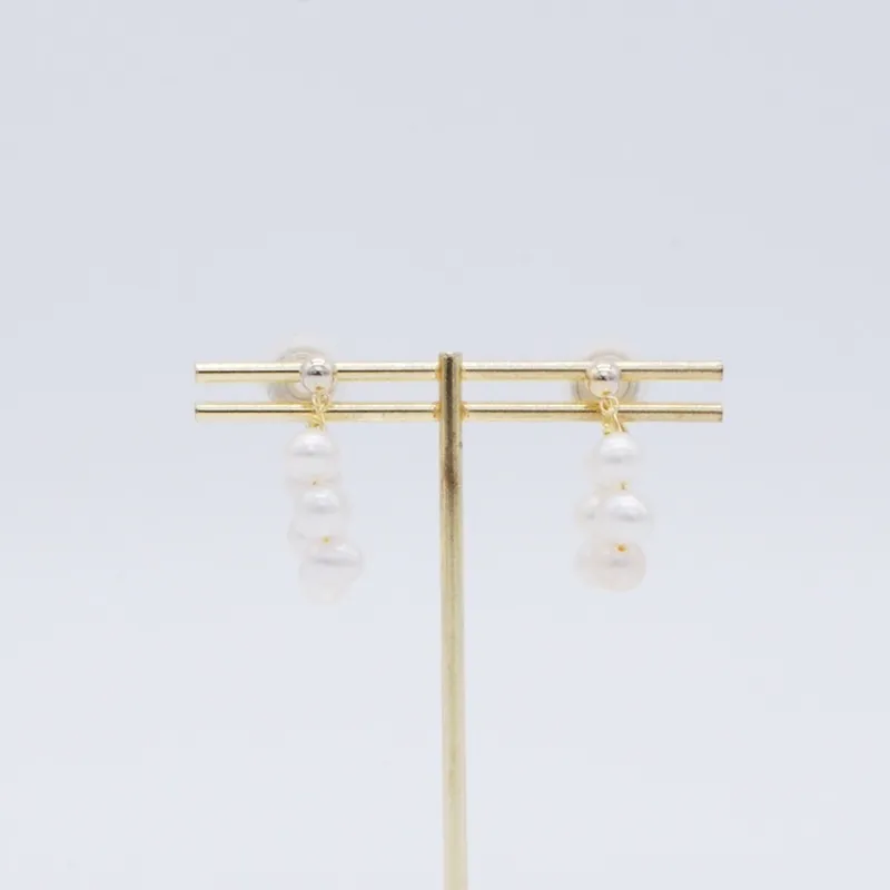 パールのフープ型イヤリング