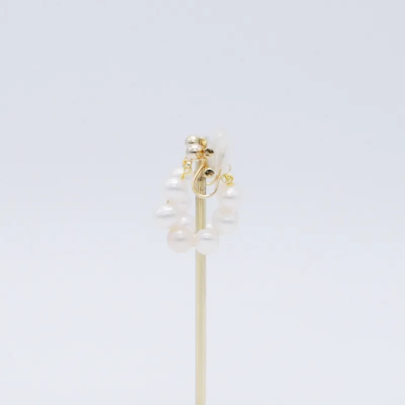 パールのフープ型イヤリング