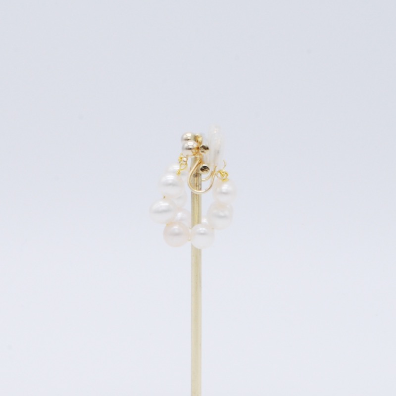 パールのフープ型イヤリング