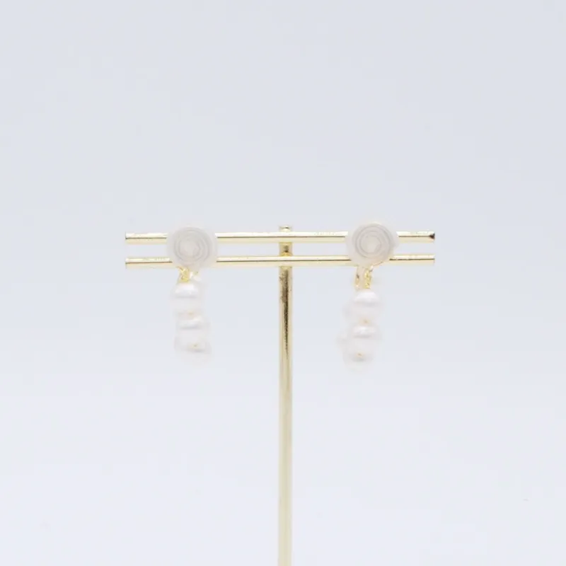 パールのフープ型イヤリング