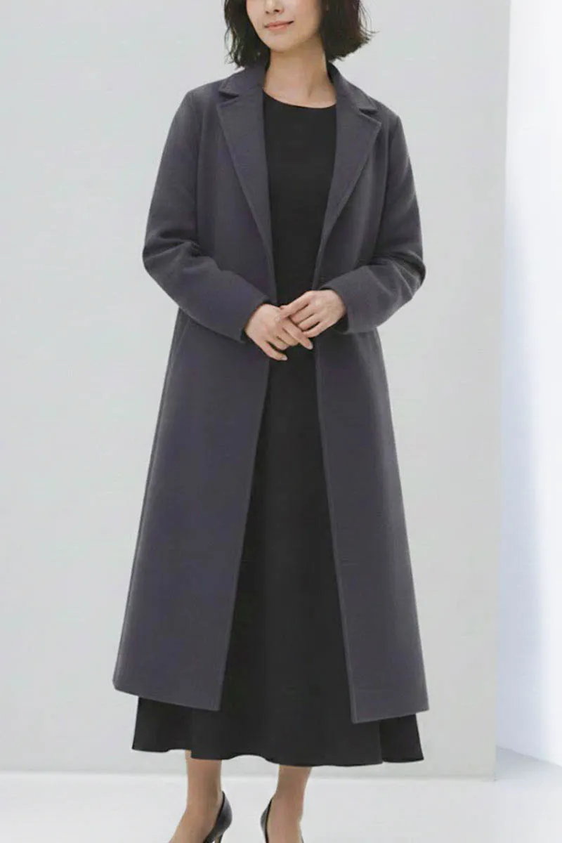チャコールグレーのテーラーベルテッドロングコート