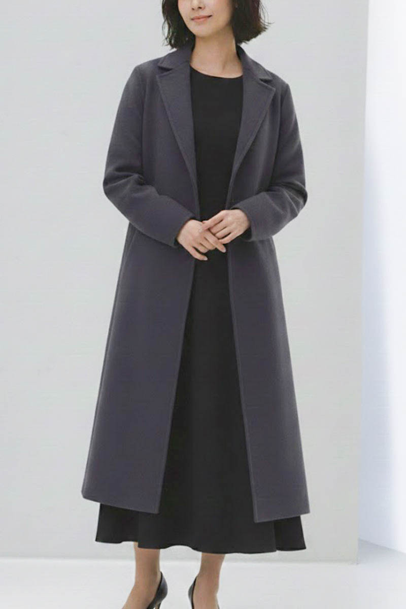 チャコールグレーのテーラーベルテッドロングコート