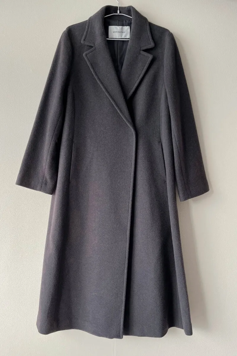 チャコールグレーのテーラーベルテッドロングコート