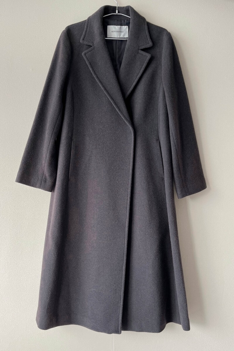 チャコールグレーのテーラーベルテッドロングコート