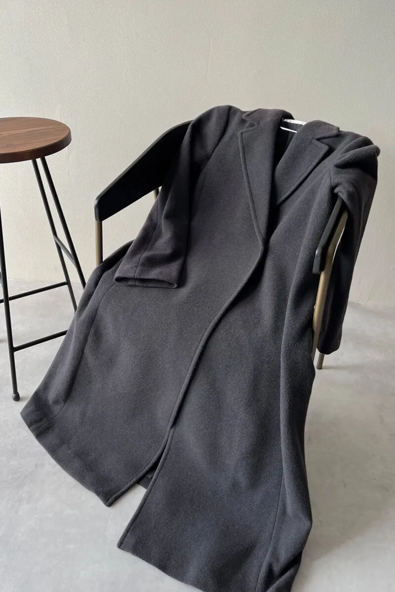 チャコールグレーのテーラーベルテッドロングコート