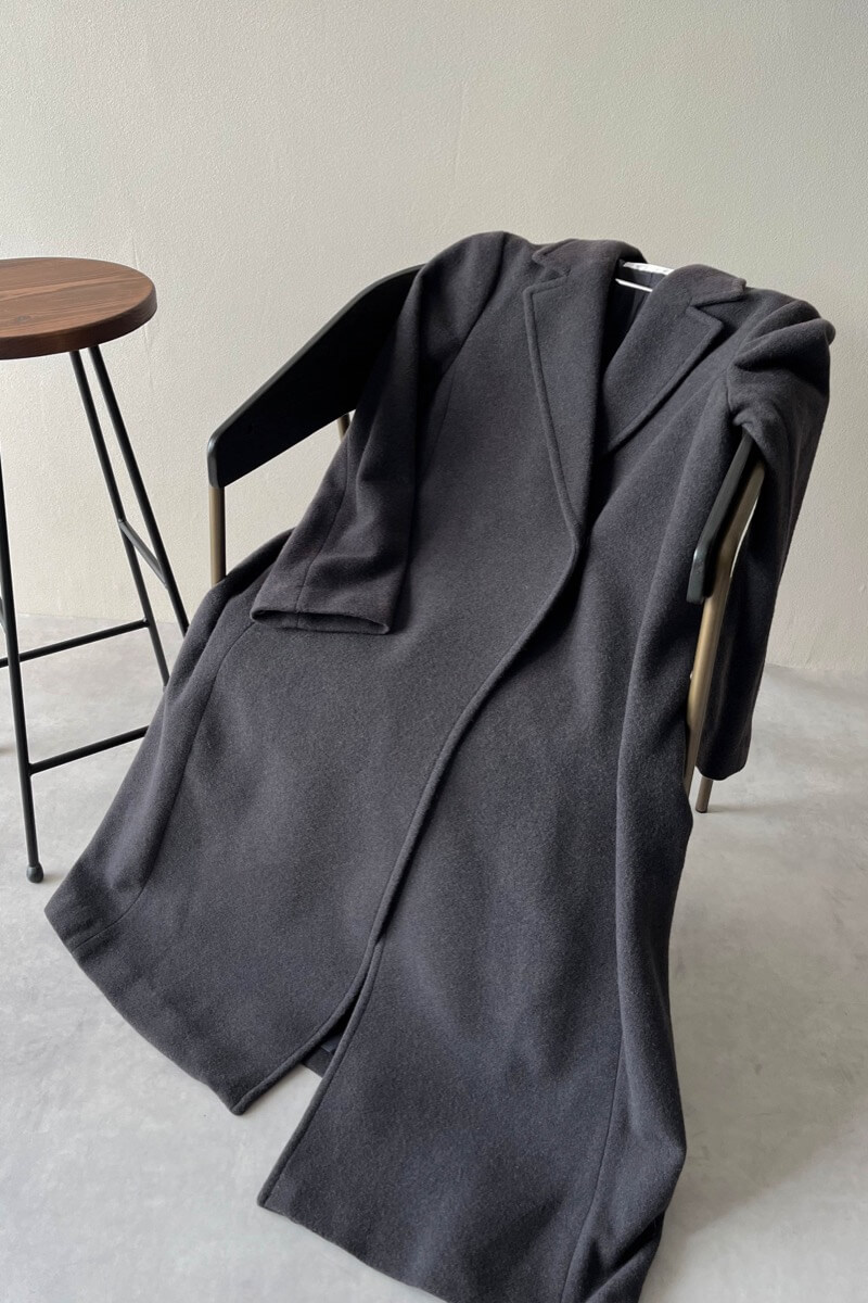 チャコールグレーのテーラーベルテッドロングコート