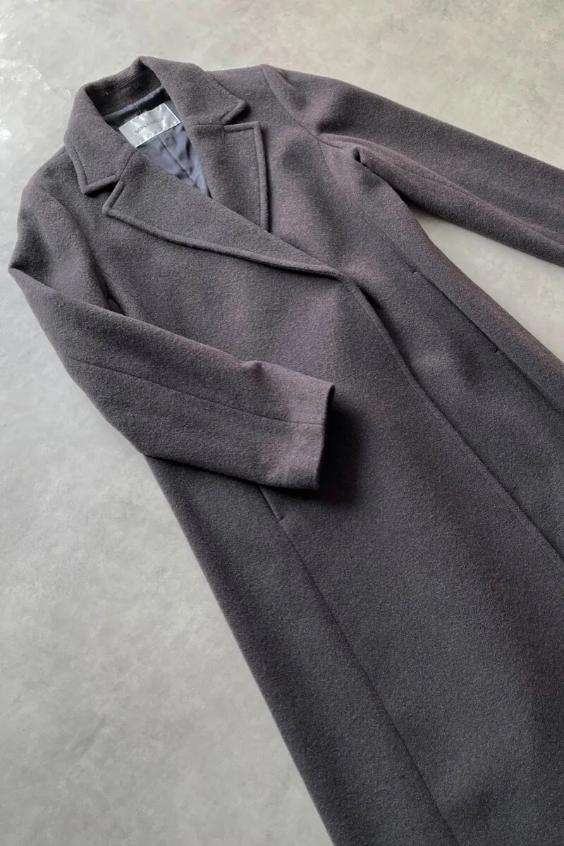 チャコールグレーのテーラーベルテッドロングコート