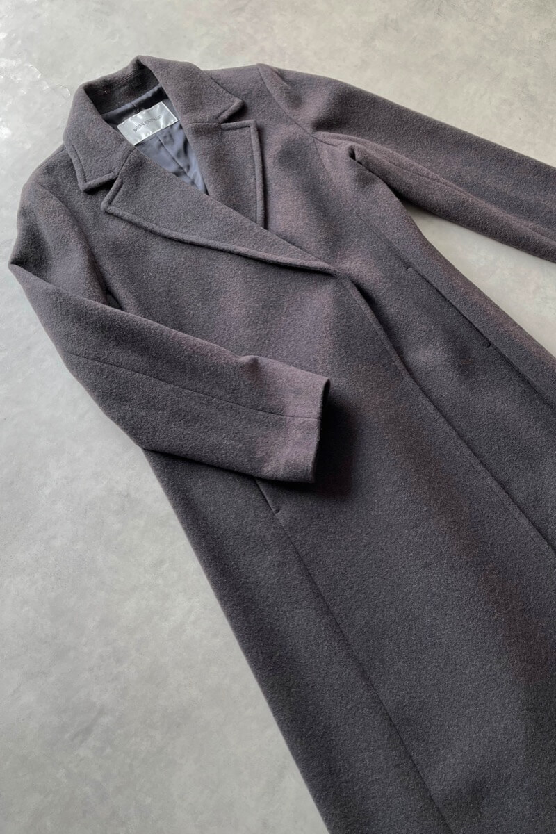チャコールグレーのテーラーベルテッドロングコート