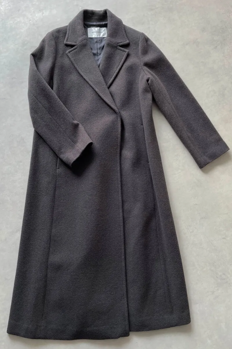 チャコールグレーのテーラーベルテッドロングコート