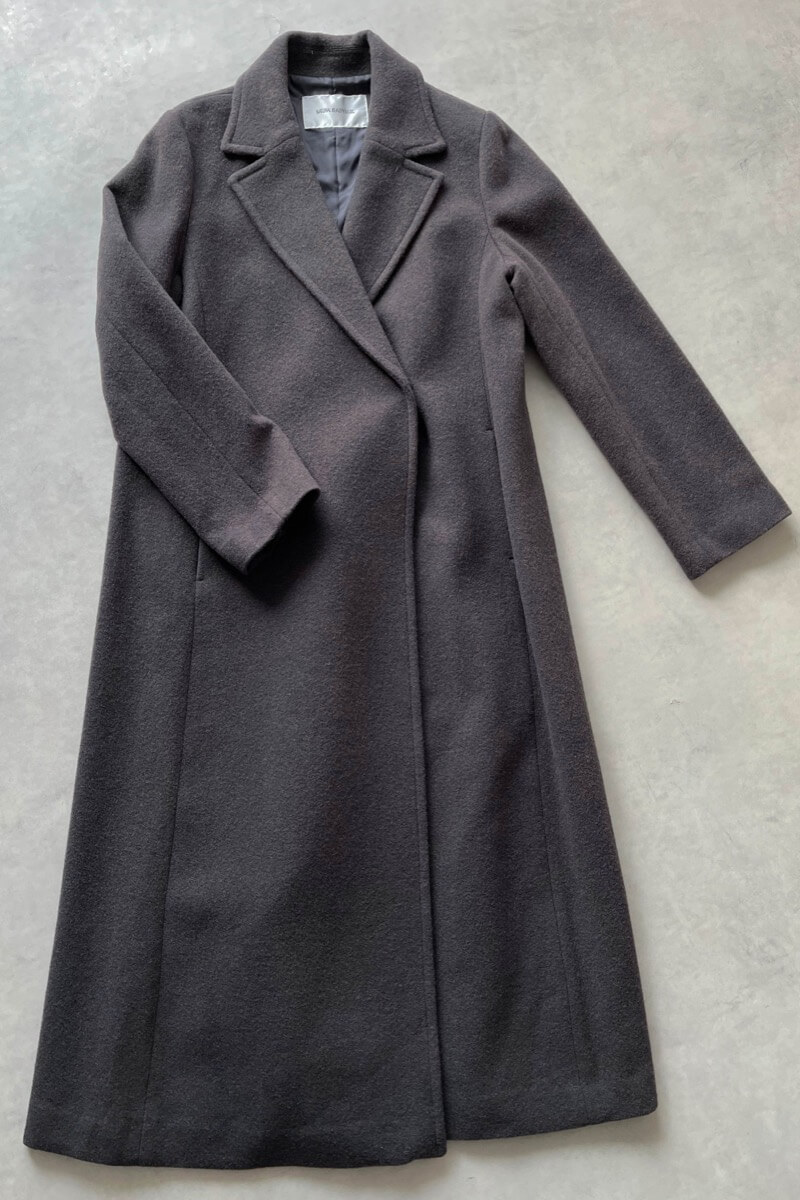 チャコールグレーのテーラーベルテッドロングコート