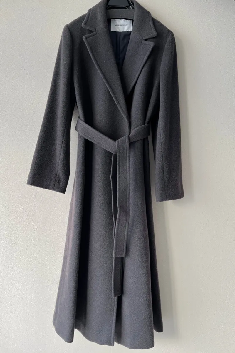 チャコールグレーのテーラーベルテッドロングコート