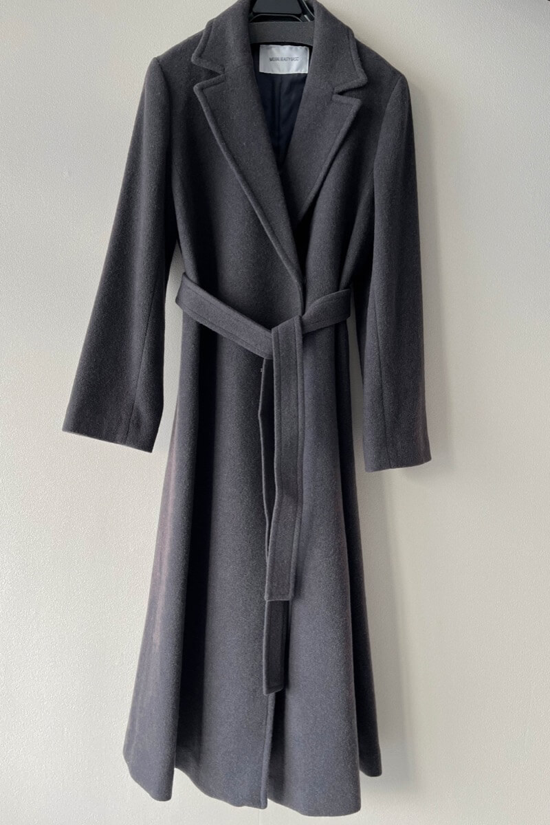 チャコールグレーのテーラーベルテッドロングコート
