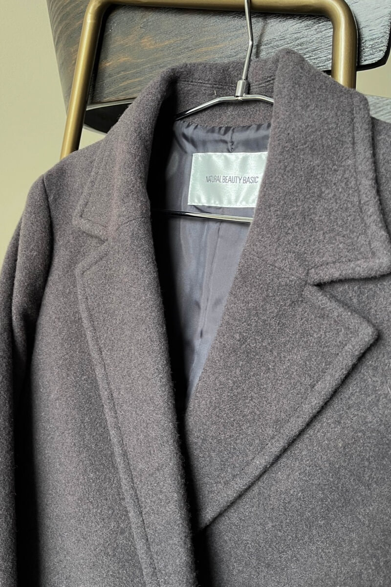 チャコールグレーのテーラーベルテッドロングコート
