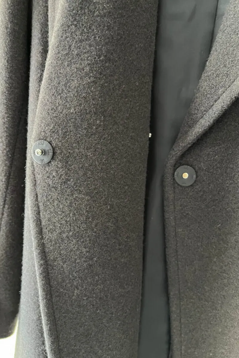 チャコールグレーのテーラーベルテッドロングコート