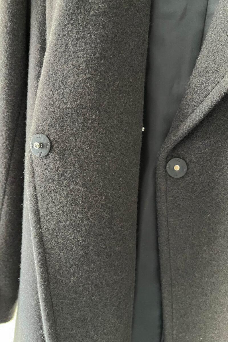 チャコールグレーのテーラーベルテッドロングコート