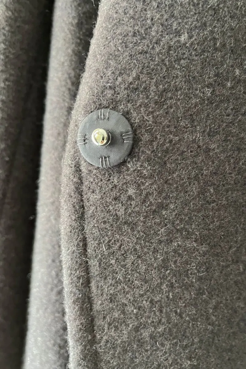 チャコールグレーのテーラーベルテッドロングコート