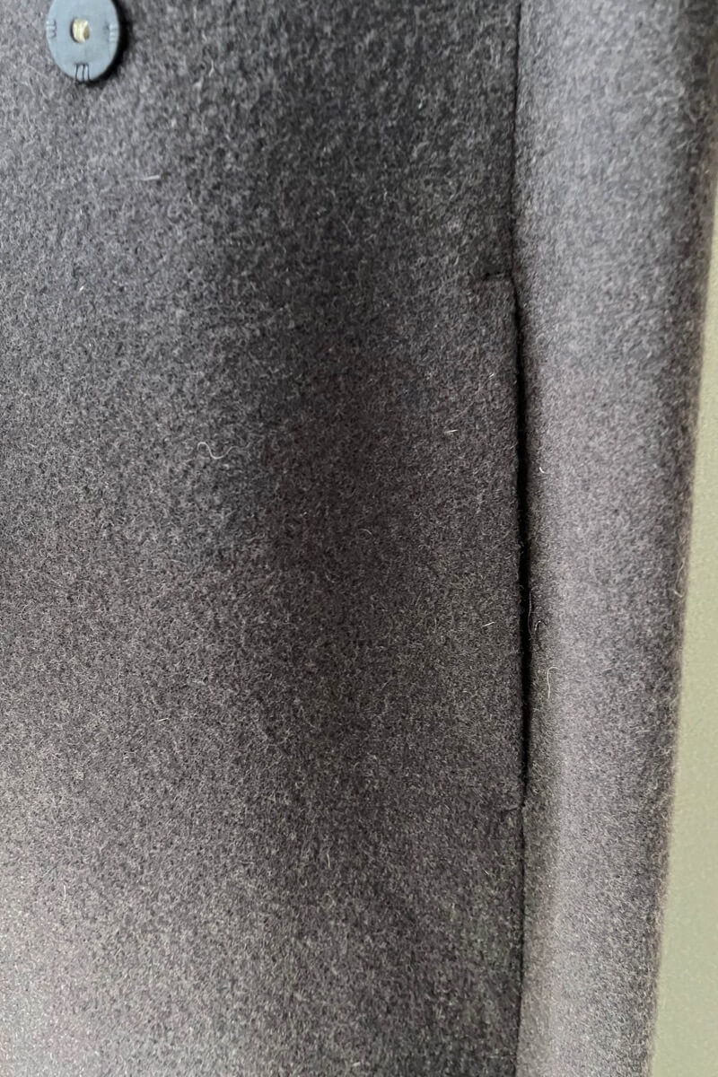 チャコールグレーのテーラーベルテッドロングコート