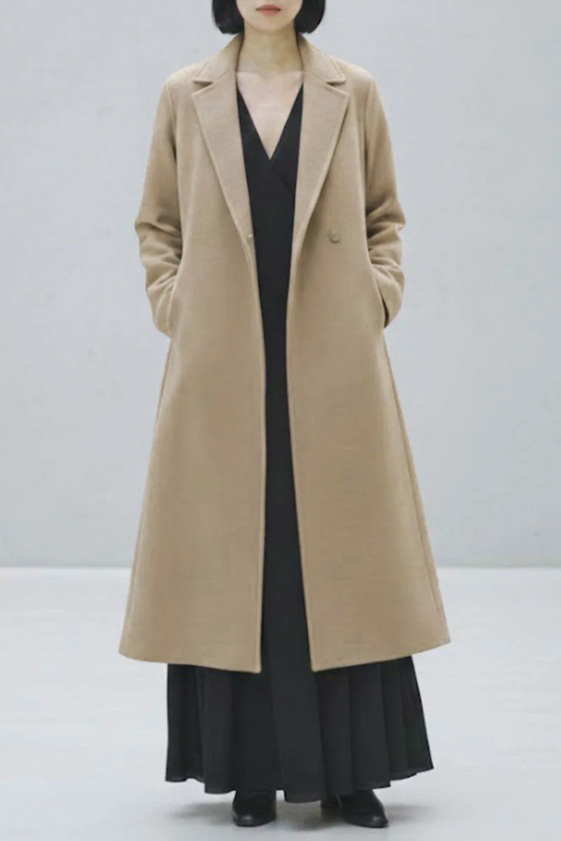 キャメルのテーラーベルテッドロングコート