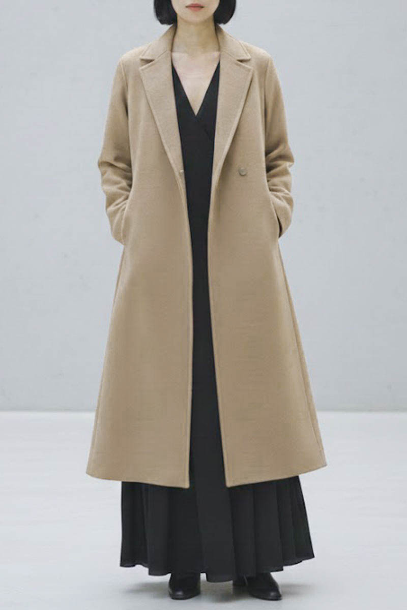キャメルのテーラーベルテッドロングコート