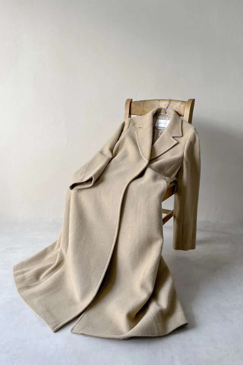 キャメルのテーラーベルテッドロングコート