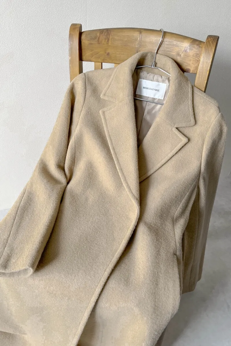 キャメルのテーラーベルテッドロングコート