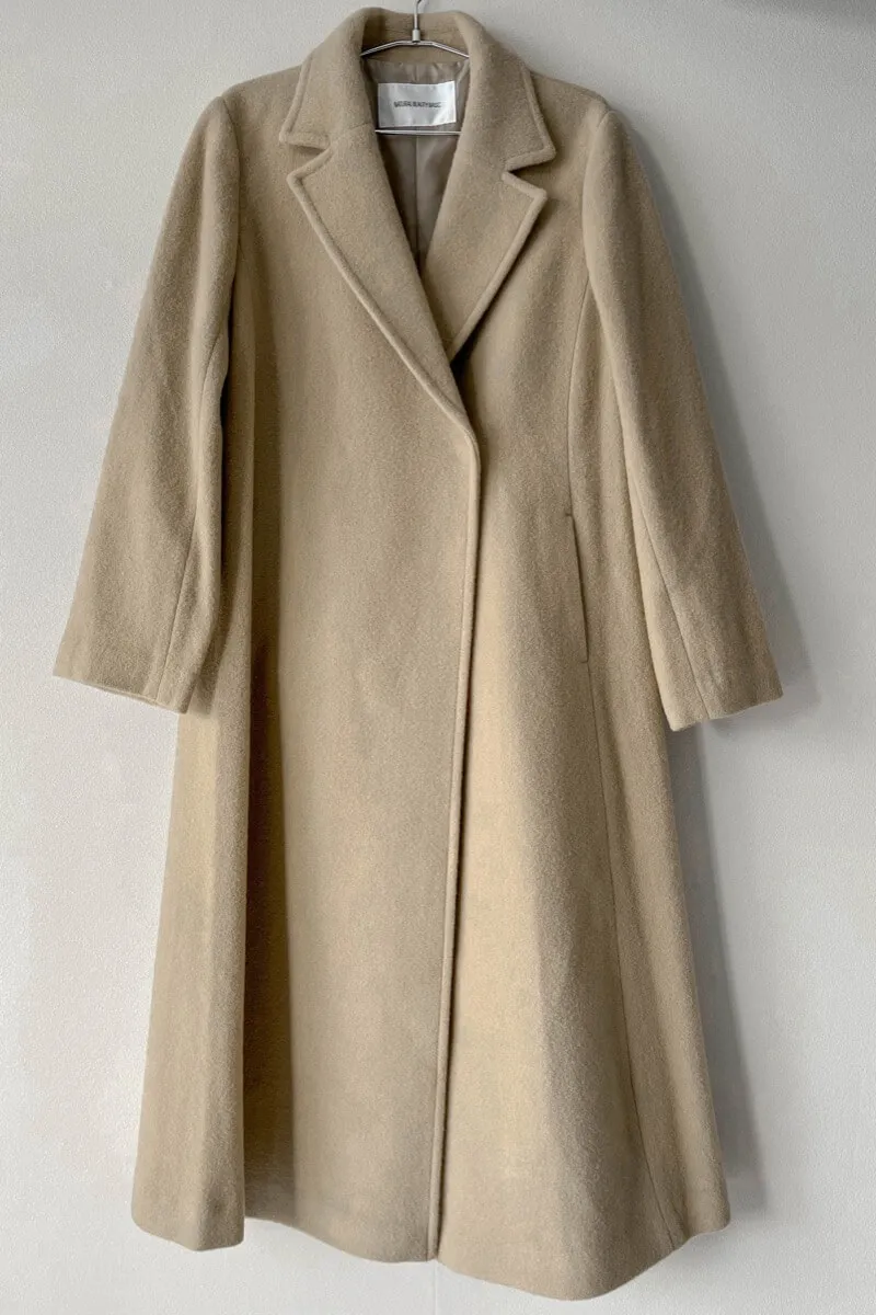 キャメルのテーラーベルテッドロングコート