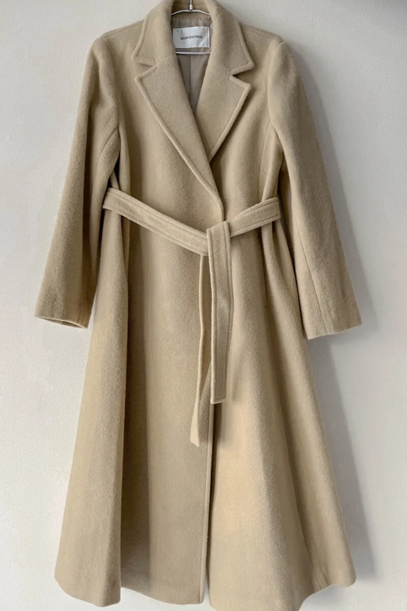 キャメルのテーラーベルテッドロングコート