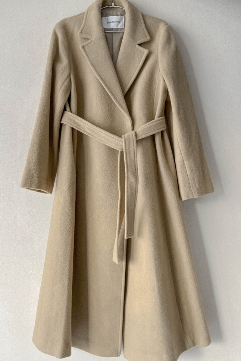 キャメルのテーラーベルテッドロングコート