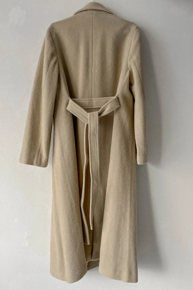 キャメルのテーラーベルテッドロングコート