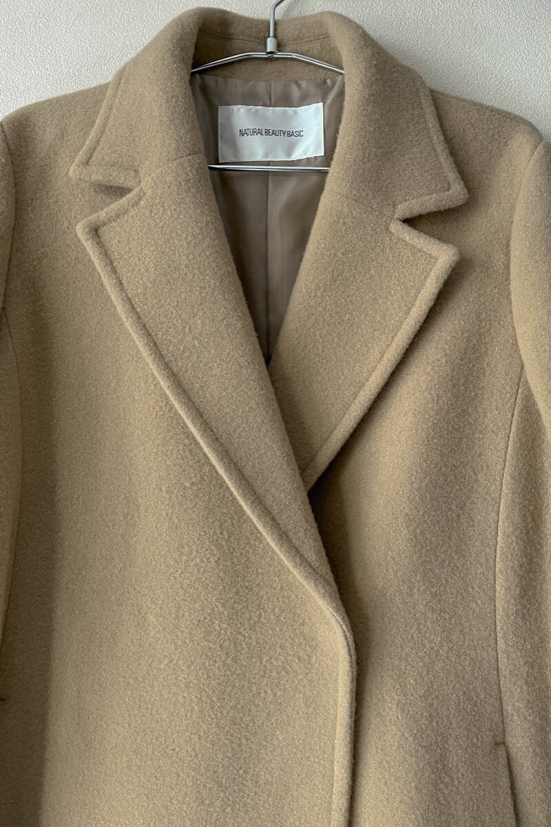 キャメルのテーラーベルテッドロングコート