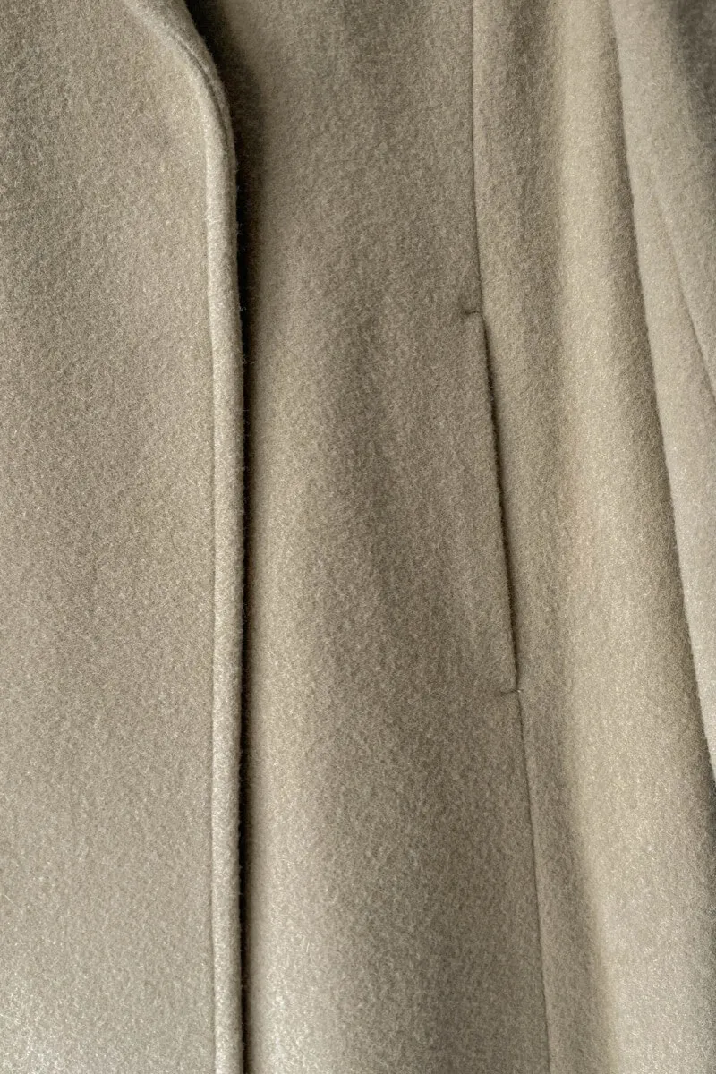 キャメルのテーラーベルテッドロングコート