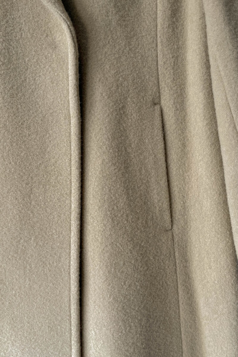 キャメルのテーラーベルテッドロングコート