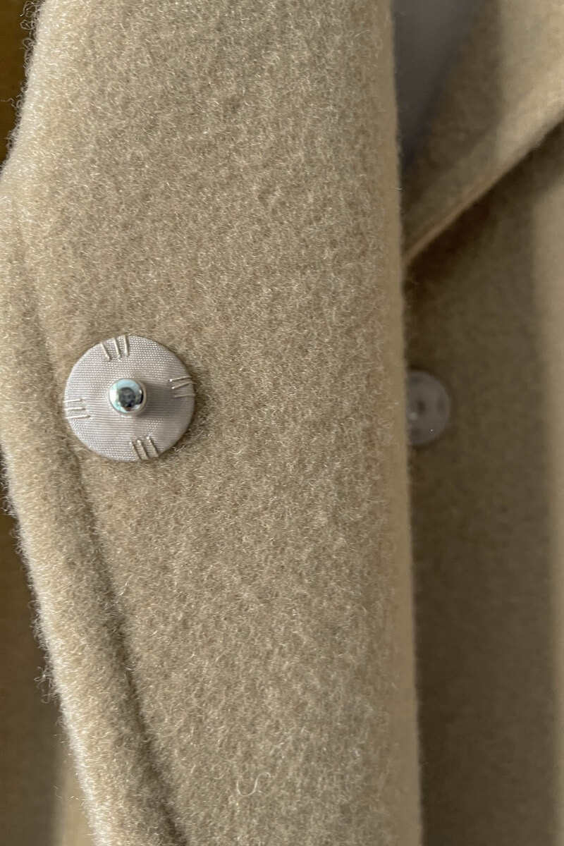 キャメルのテーラーベルテッドロングコート