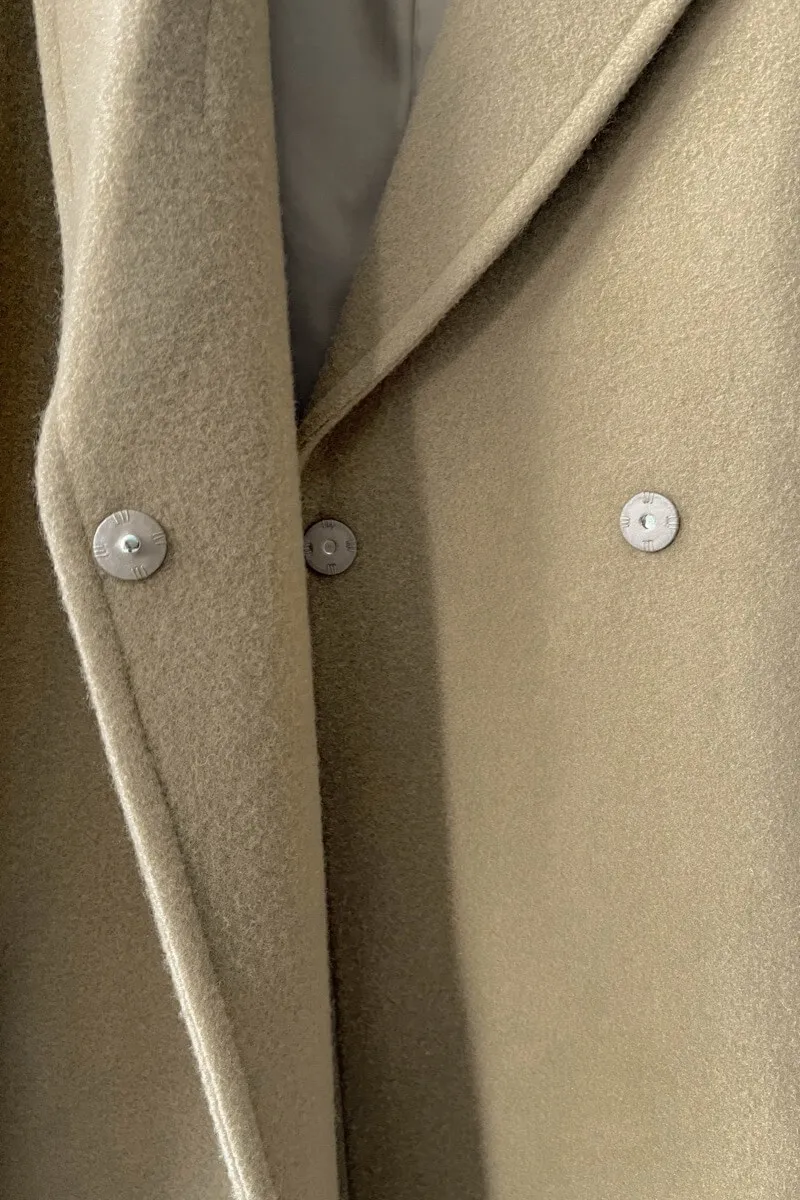 キャメルのテーラーベルテッドロングコート